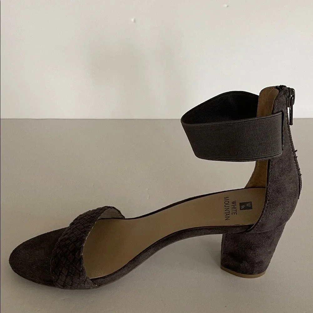 White Mountain Gray Faux Suede Block Heel Sandals‎ 7.5
